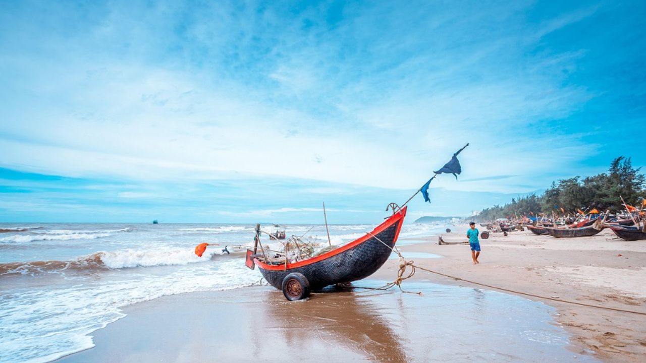 Bãi A Sầm Sơn thu hút đông khách du lịch