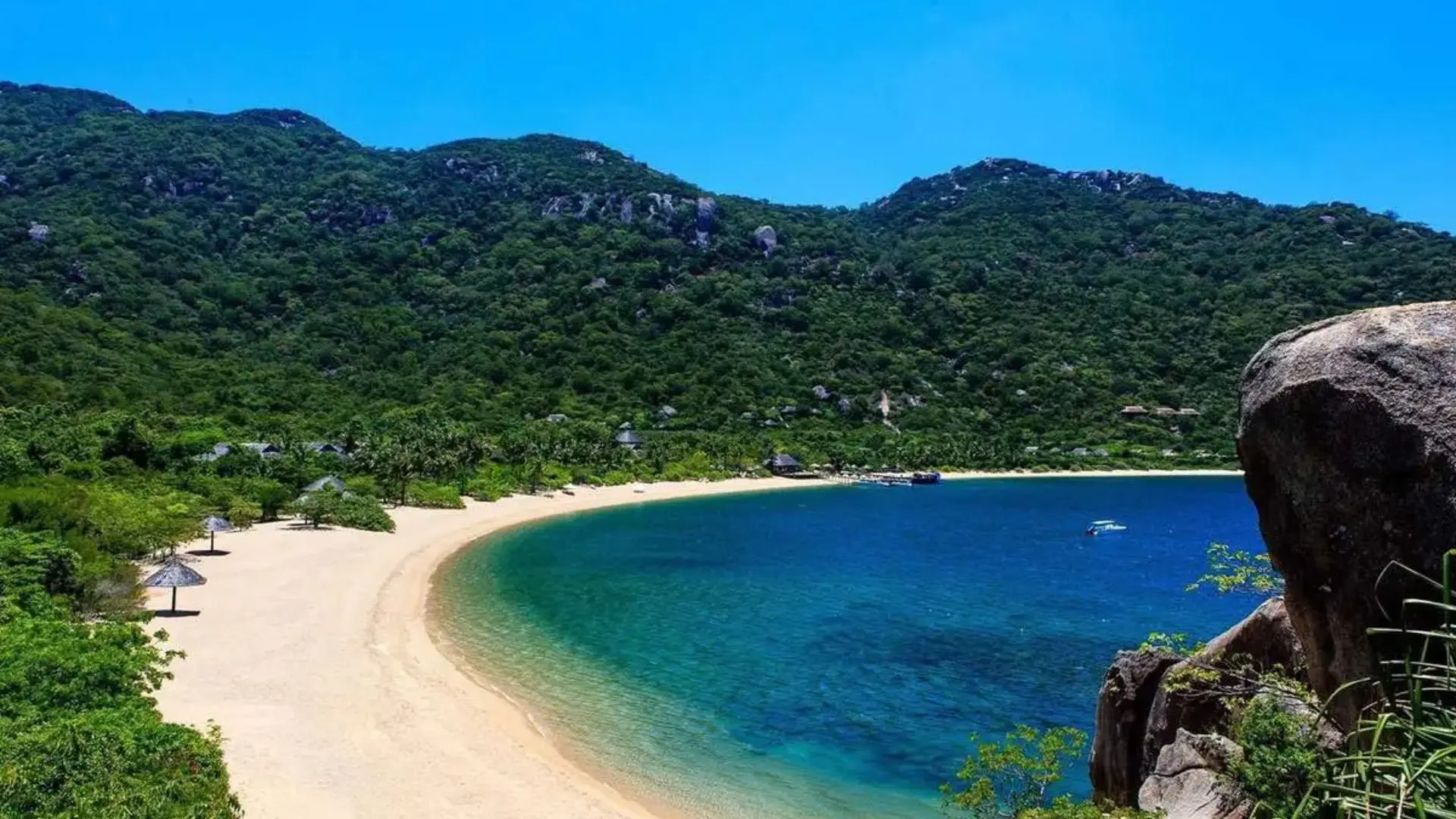 Bãi Đầm Trầu khi có vé máy bay Cần Thơ Côn Đảo giá rẻ