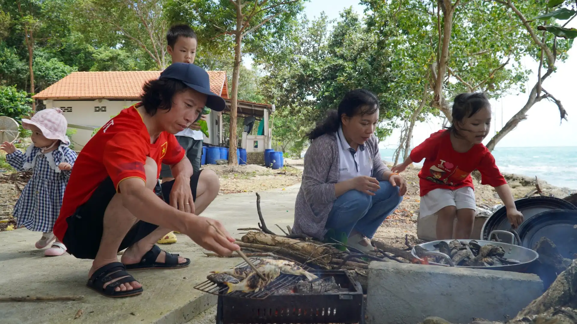 Nhóm du khách đang trải nghiệm nướng hải sản ngoài trời trong chuyến du lịch khám phá combo Đảo Hải Tặc.
