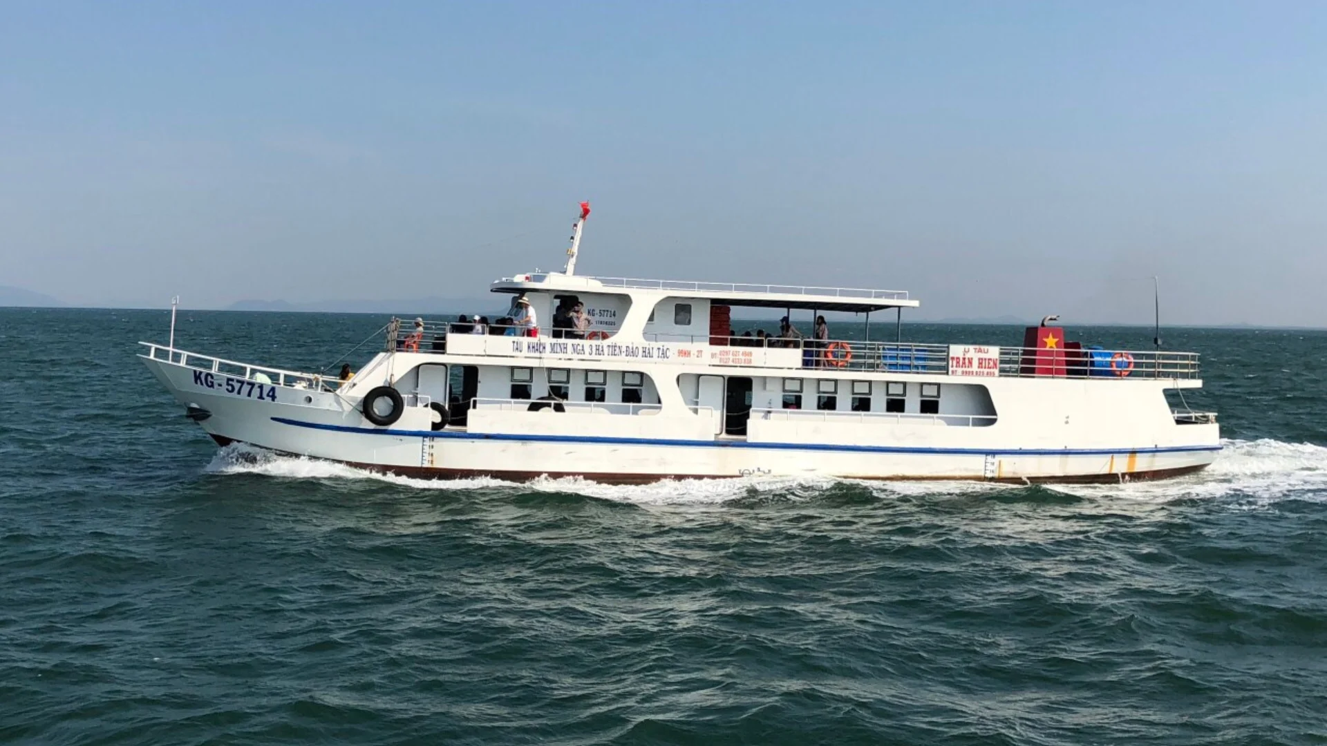 Tàu cao tốc Minh Nga di chuyển trên biển đưa du khách đi tour Đảo Hải Tặc từ Hà Tiên.