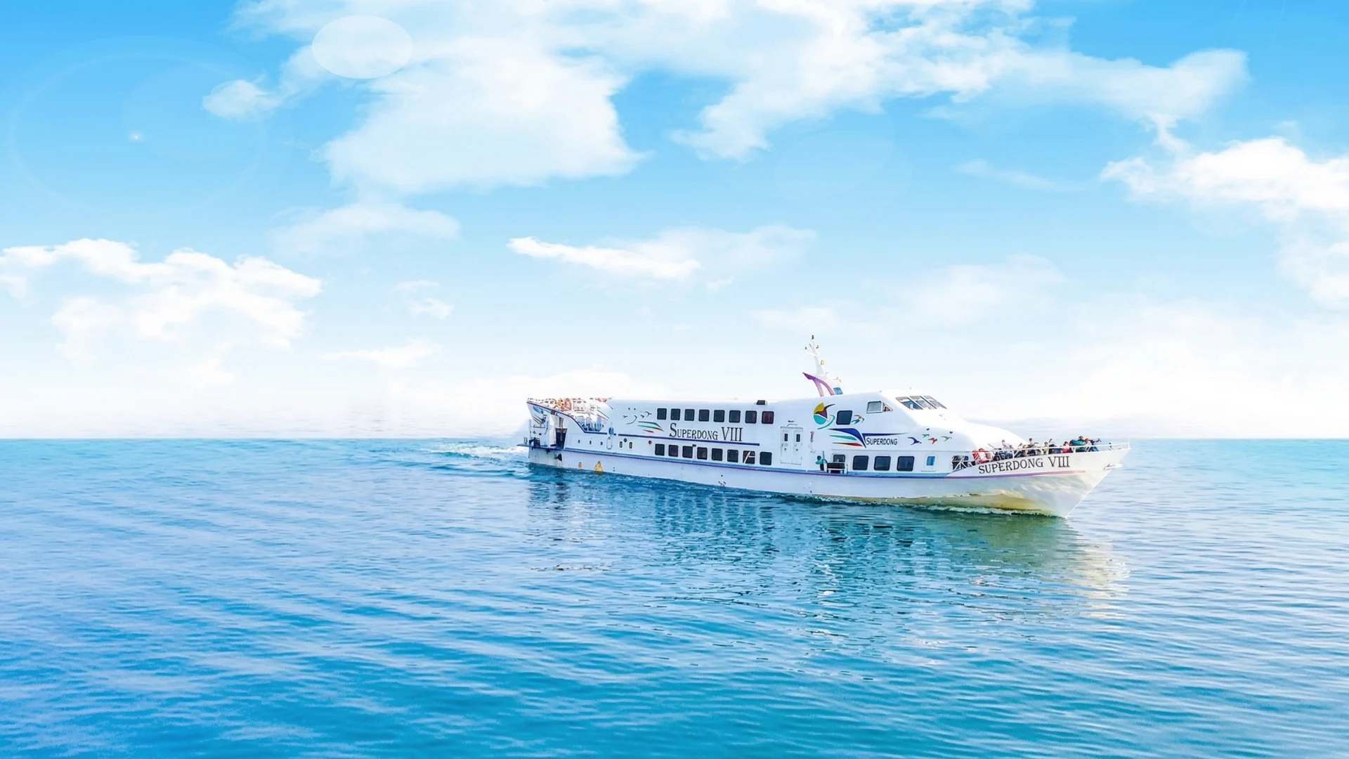 Tàu cao tốc Superdong hiện đại trên biển.