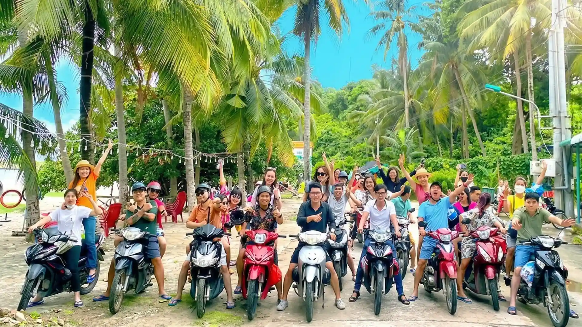 Nhóm du khách trải nghiệm dịch vụ thuê xe máy khám phá các cung đường ven biển tại Đảo Hải Tặc.