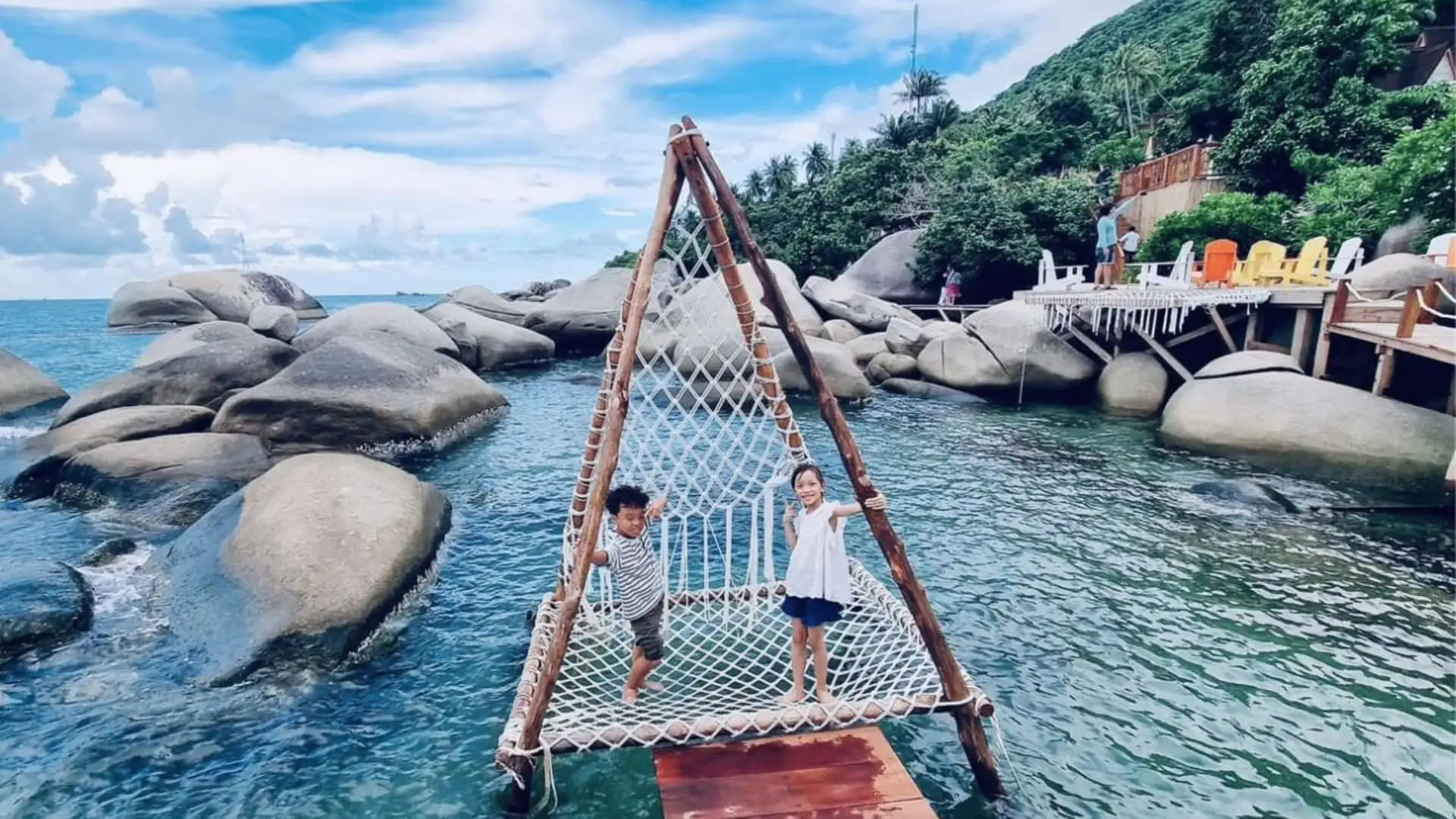 Khách du lịch chụp ảnh tại bãi đá ven biển Hòn Sơn