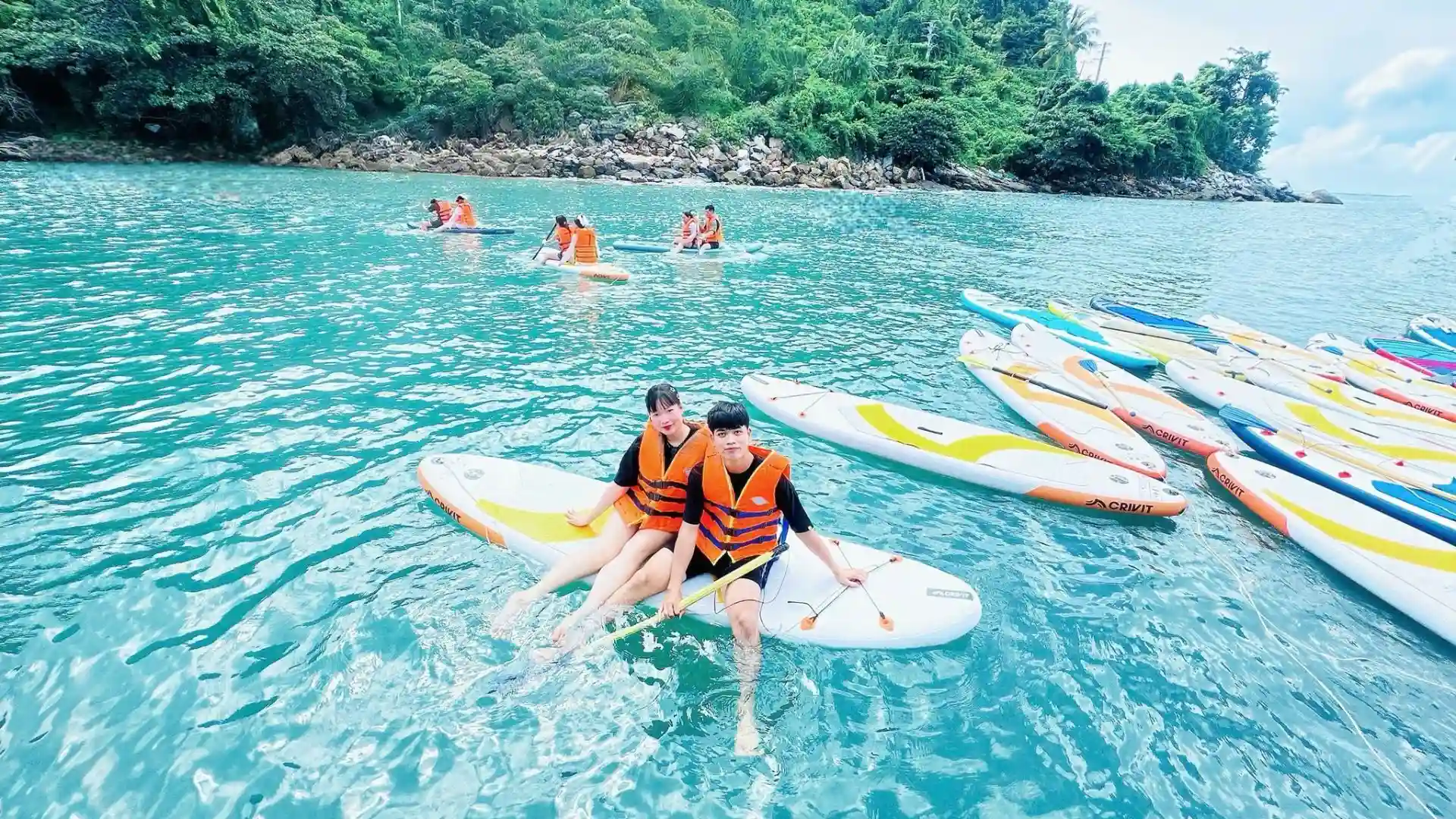 Du khách vui chơi và chèo SUP trên biển đảo Hòn Sơn