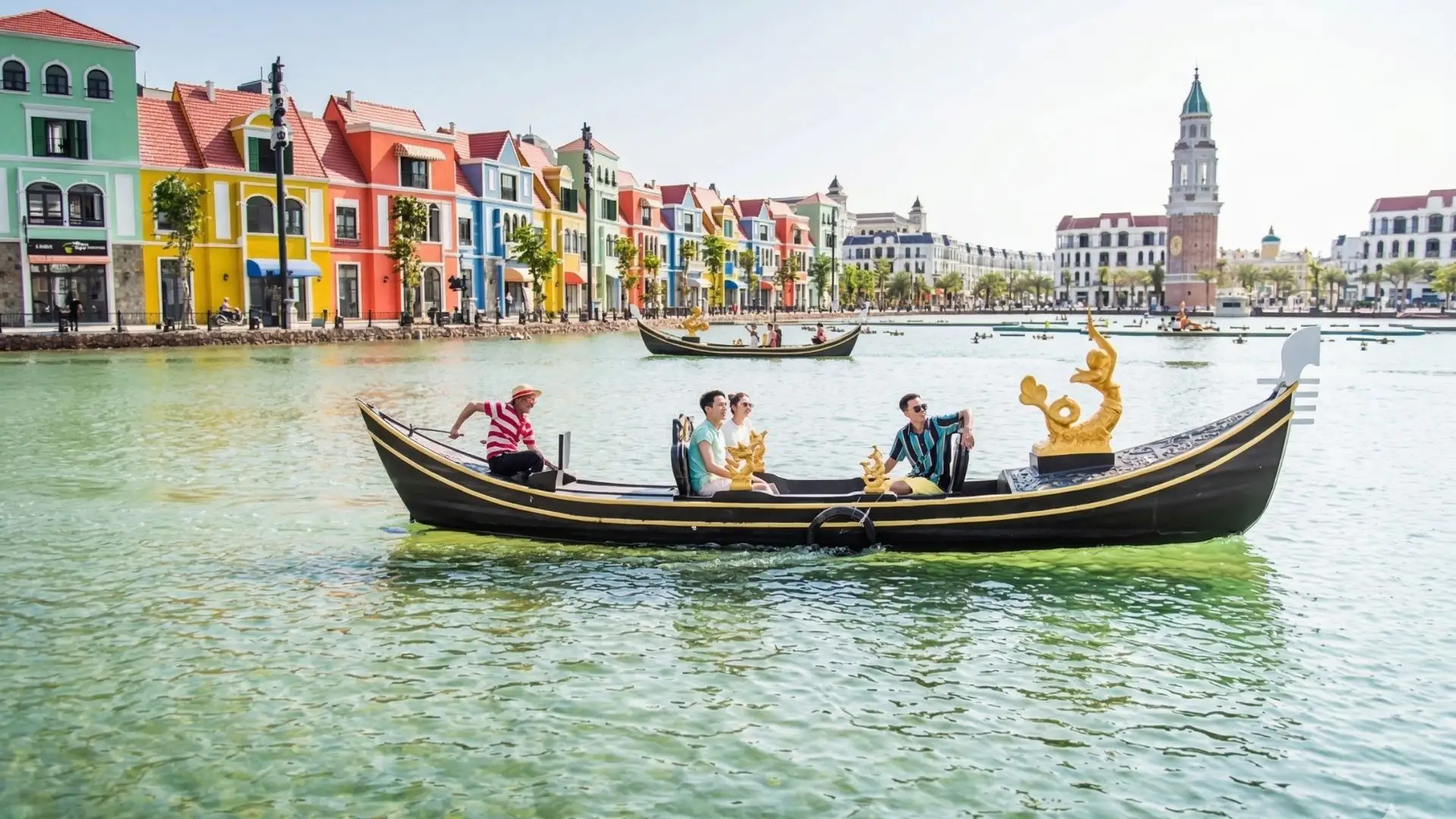 Thuyền Gondola chở khách trên kênh đào Grand World