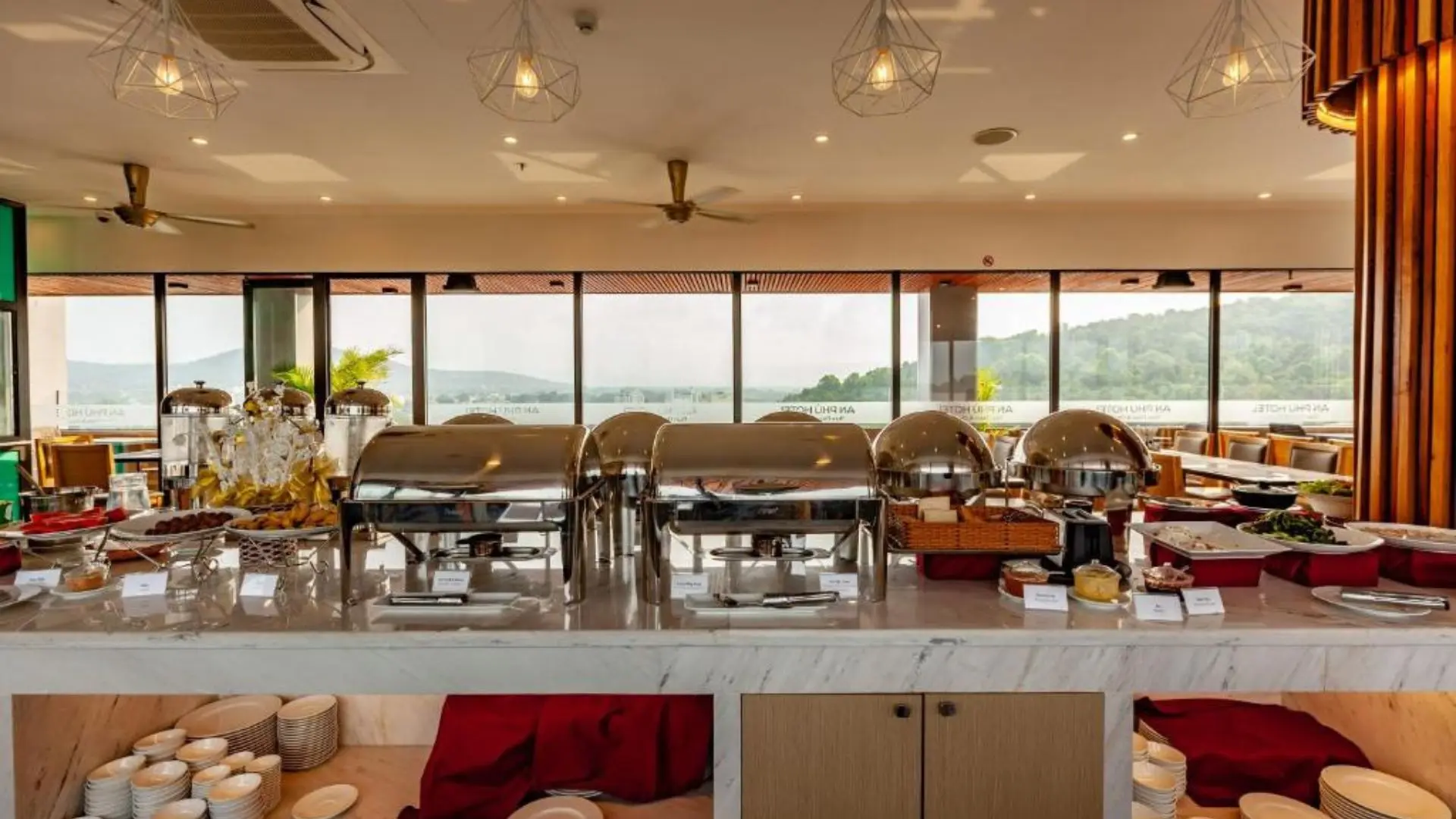 Khu vực buffet sáng sang trọng phục vụ khách đi tour Phú Quốc