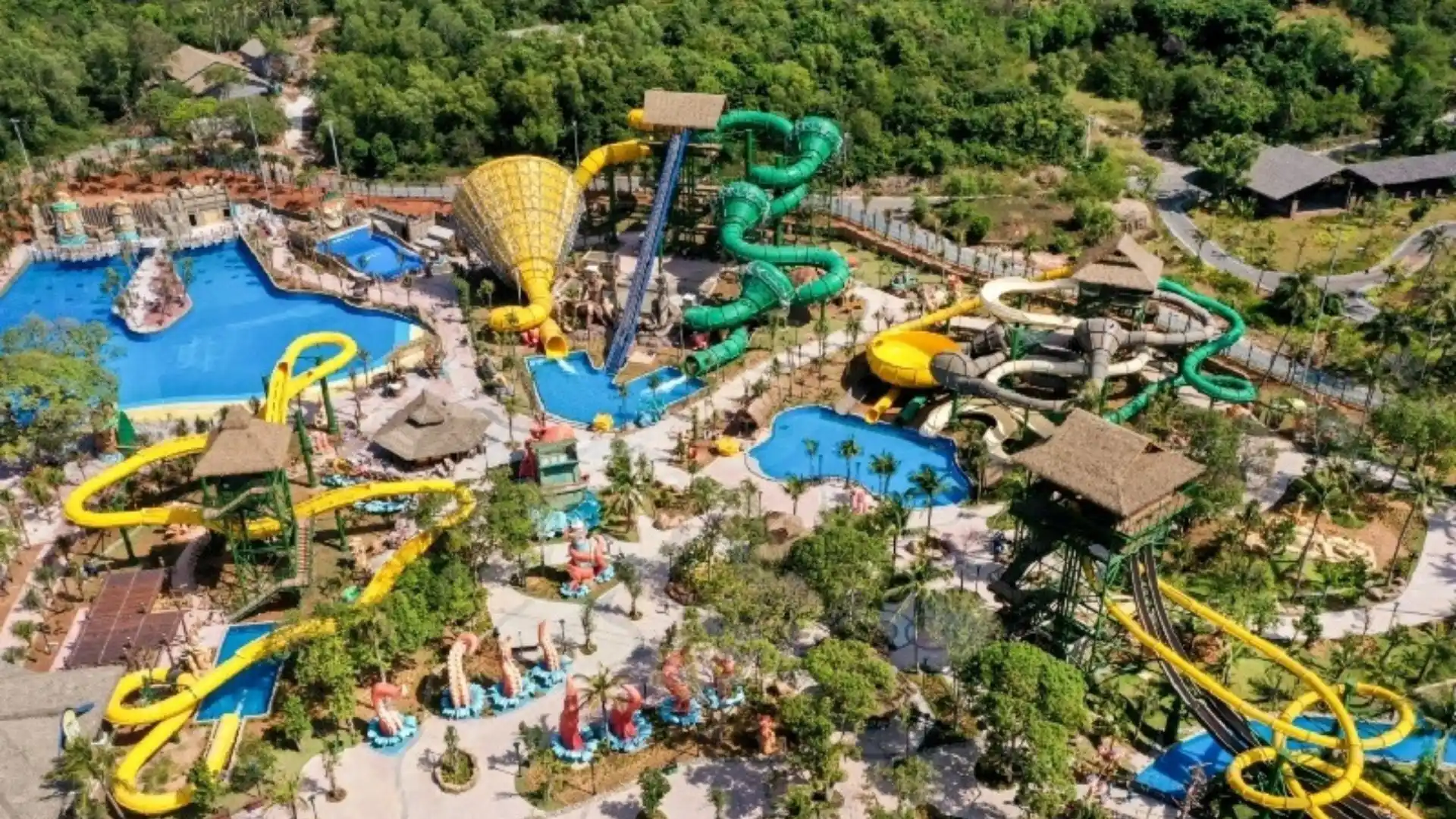 Tổ hợp trò chơi công viên nước hiện đại trong combo Phú Quốc 4 ngày 3 đêm