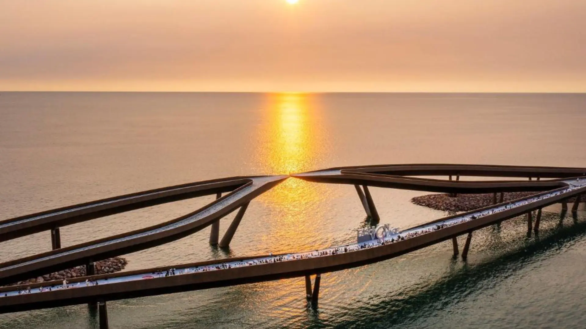 Biểu tượng Cầu Hôn Kiss Bridge Phú Quốc lung linh dưới ánh nắng chiều tà