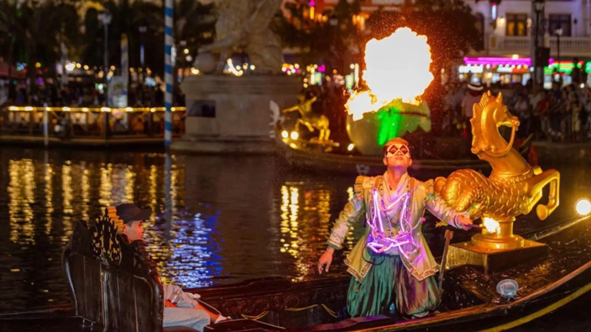 Sân khấu biểu diễn nghệ thuật Tinh hoa Việt Nam về đêm tại Phú Quốc