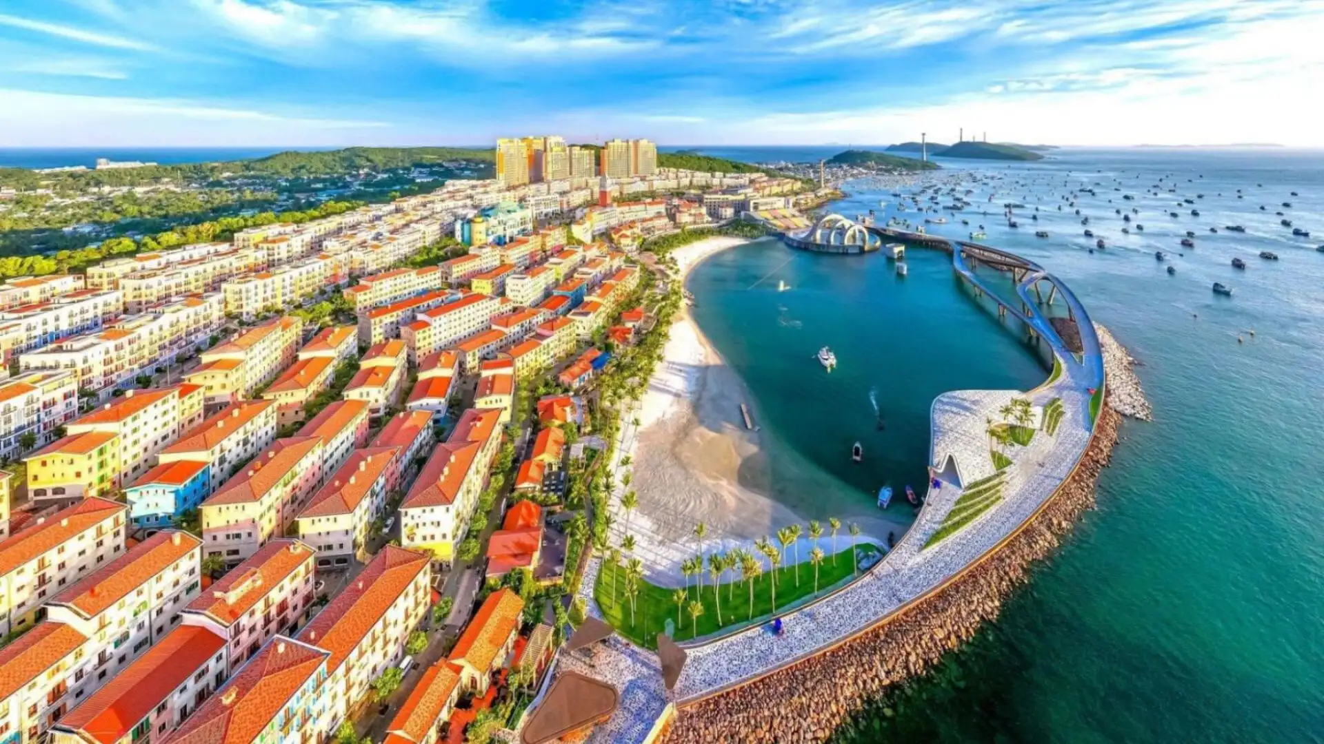 Toàn cảnh thị trấn Hoàng Hôn Sunset Town với những mái ngói đỏ bên bờ biển Phú Quốc