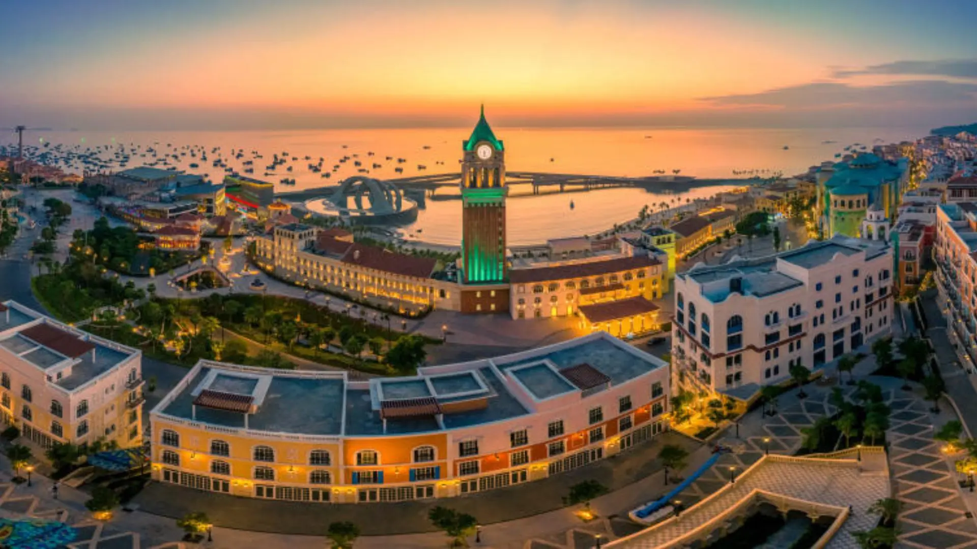 Toàn cảnh Sunset Town Phú Quốc với tháp đồng hồ dưới ánh hoàng hôn
