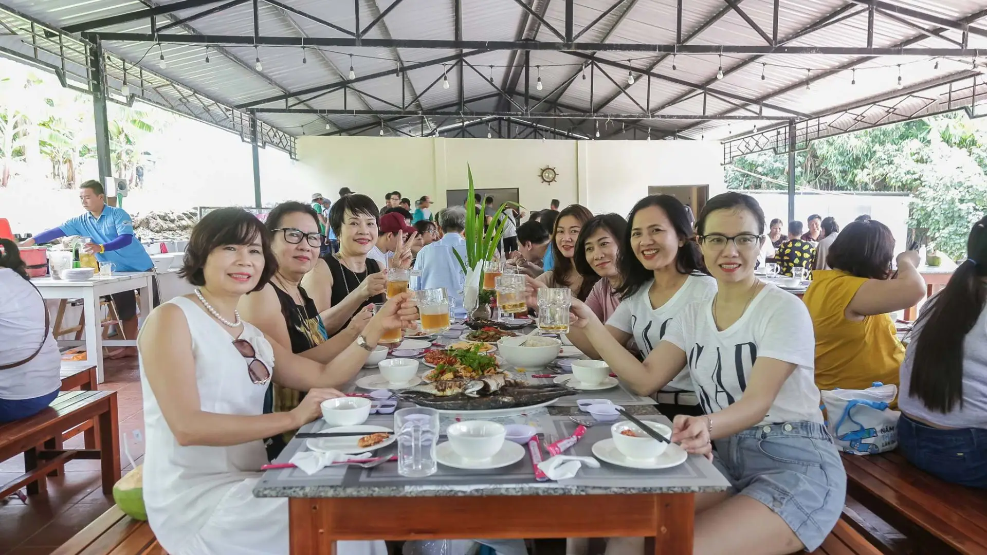 Nhóm du khách thưởng thức bữa ăn tại nhà hàng trong combo Vinpearl Phú Quốc