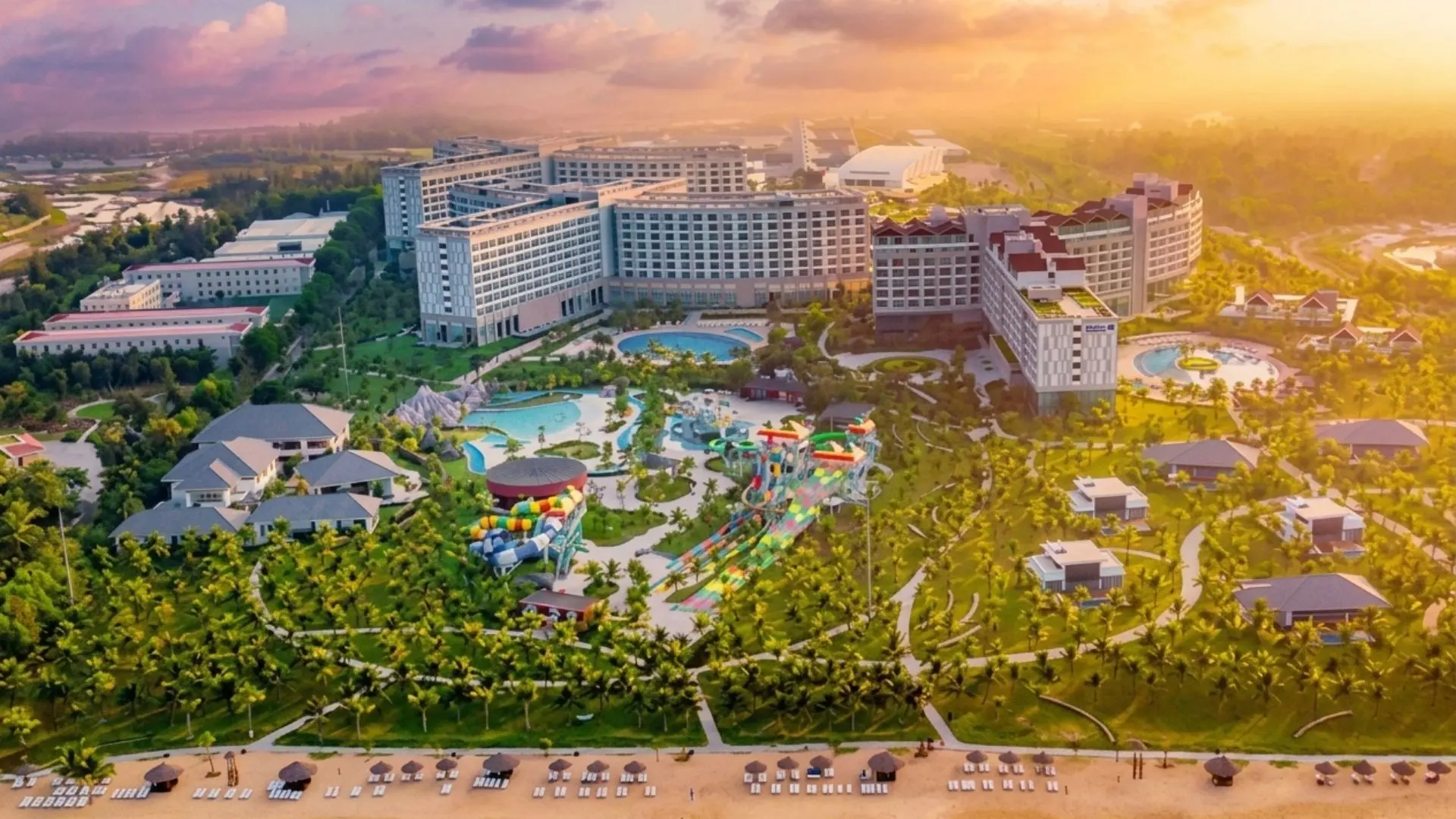 Toàn cảnh kiến trúc sang trọng và khuôn viên xanh mát của Vinpearl Resort Phú Quốc