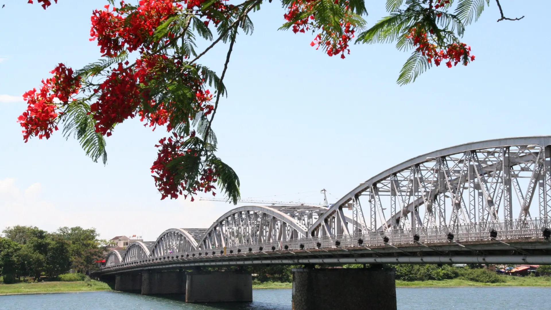 Đặt vé máy bay Sài Gòn Huế cầu Tràng Tiền