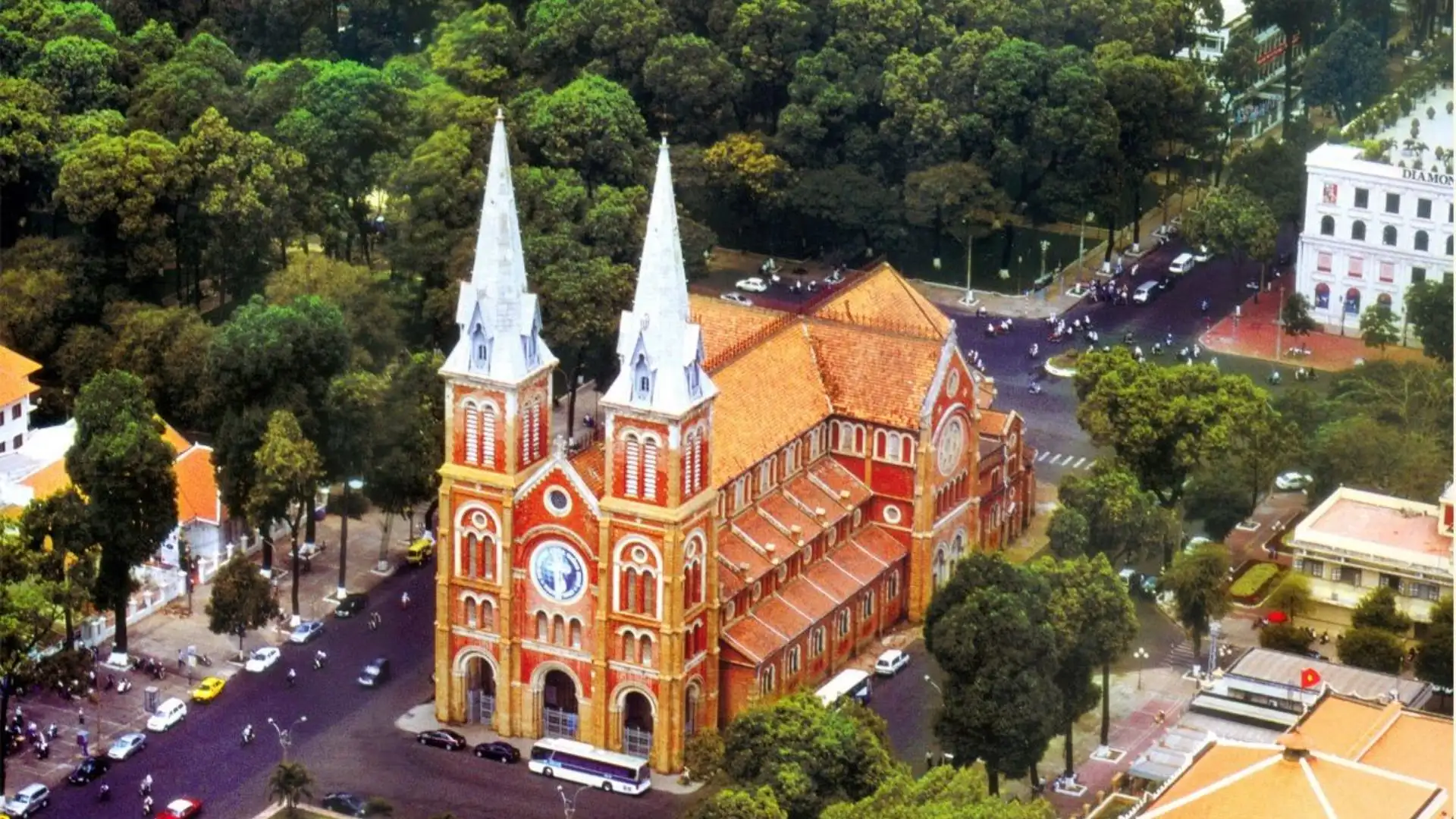 Nhà thờ Đức Bà bằng vé máy bay Hà Nội Sài Gòn