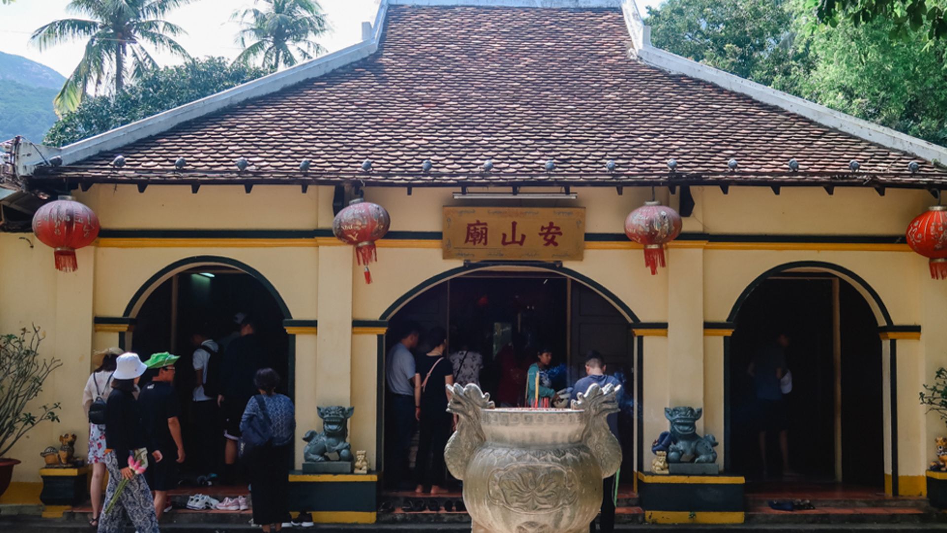 Thắp hương tại An Sơn Miếu