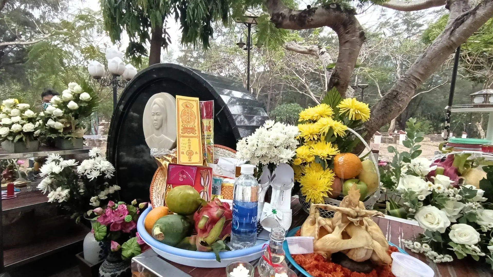 Viếng mộ chị Võ Thị Sáu